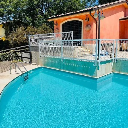 Vila Con Piscina Sul *